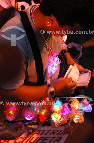  Vendedor ambulante na Banda de Ipanema - Ipanema - Carnaval 2005 - Rio de Janeiro - RJ - Brasil  - Rio de Janeiro - Rio de Janeiro - Brasil