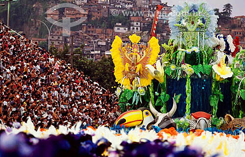  Desfile de carnaval no Sambódromo com o público nas arquibancadas à esquerda e a favela no morro do Catumbi - Rio de Janeiro - RJ - Brasil  - Rio de Janeiro - Rio de Janeiro - Brasil