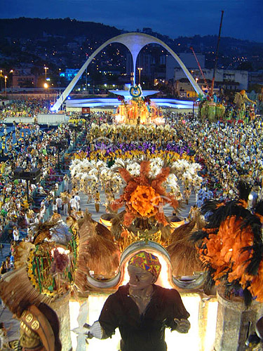  Carro alegórico em desfile da escola de samba Mangueira no Carnaval 2003 na Marquês de Sapucaícom a Praça da Apoteose ao fundo - Sambódromo - Rio de Janeiro - RJ - Brasil  - Rio de Janeiro - Rio de Janeiro - Brasil