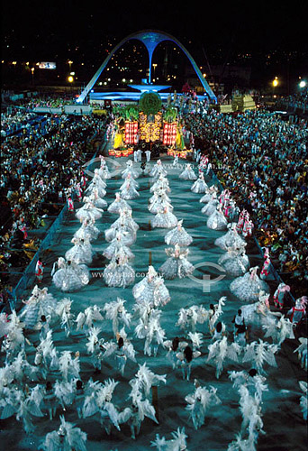  Ala das baianas em desfile da escola de samba Mangueira no Carnaval 2003 na Marquês de Sapucaí com a Praça da Apoteose ao fundo - Sambódromo - Rio de Janeiro - RJ - Brasil  - Rio de Janeiro - Rio de Janeiro - Brasil