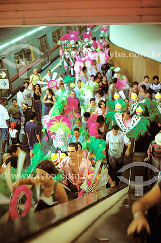  Componentes da escola de samba indo para o desfile de carnaval da Mangueira de metrô - Rio de Janeiro - RJ - Brasil  - Rio de Janeiro - Rio de Janeiro - Brasil