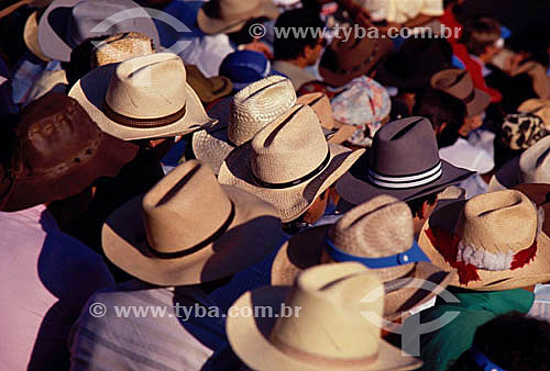  Homens de chapéus assistindo ao rodeio na Festa do Peão Boiadeiro em Barretos - Rodeio - SP - Brasil  - Barretos - São Paulo - Brasil
