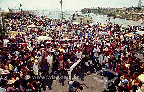  Pessoas assistindo a roda de capoeira na festa de Iemanjá - Rio Vermelho - Salvador - Bahia - Brasil  - Salvador - Bahia - Brasil