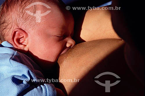  Bebê mamando no peito - Amamentação 