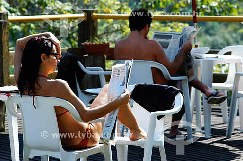  Lazer - mulher lendo jornal no deck 



                        