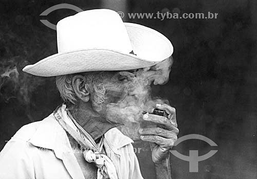  Terceira idade, senhor velho  fumando cachimbo e usando chapéu 