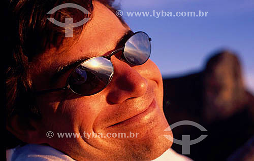  Homem sorrindo com óculos de sol
 
