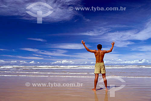  Homem com os braços abertos de frente para o mar na Praia do Abaís - Aracaju - Sergipe - Brasil  - Aracaju - Sergipe - Brasil