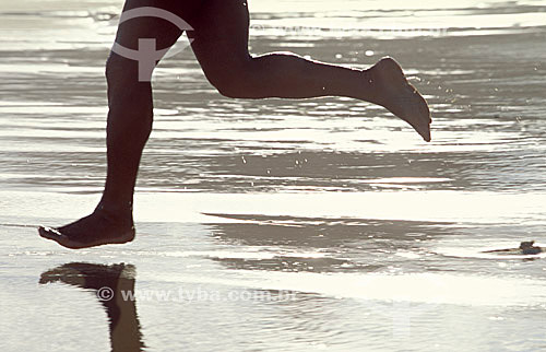 TYBA ONLINE :: Assunto: Homem correndo na areia da Praia de