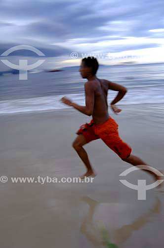  Homem correndo na praia de Copacabana - Rio de Janeiro - RJ - Brasil - 2005  - Rio de Janeiro - Rio de Janeiro - Brasil