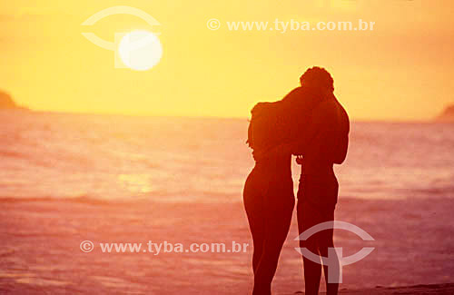  Casal olhando o pôr-do-sol na praia de Ipanema -  Rio de Janeiro - RJ - Brasil  - Rio de Janeiro - Rio de Janeiro - Brasil
