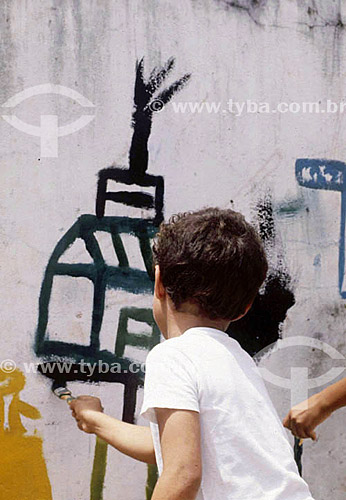  Criança em escola de arte, pintando a parede (desenho) 
