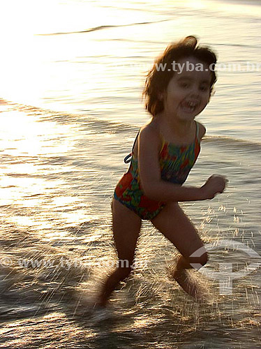  Criança brincando na praia 