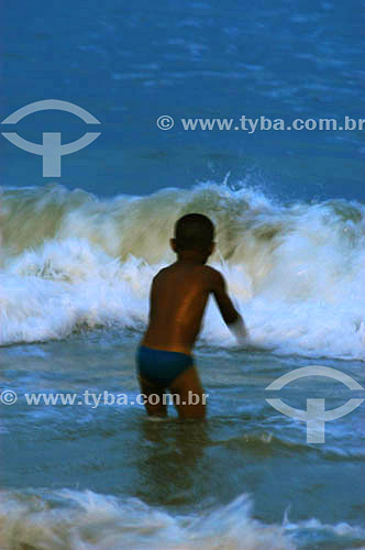  Menino na Praia de Copacabana - Posto 6 - Rio de Janeiro - RJ - Brasil  - Rio de Janeiro - Rio de Janeiro - Brasil