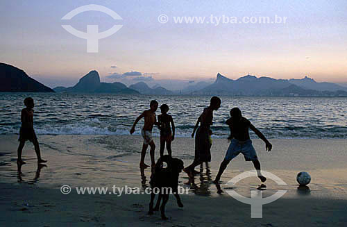  Jovens jogando futebol - Praia de Copacabana - Rio de Janeiro - RJ - Brasil  - Rio de Janeiro - Rio de Janeiro - Brasil