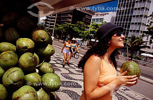  Mulher bebendo água de côco na praia de Ipanema - Rio de Janeiro - RJ - Brasil  - Rio de Janeiro - Rio de Janeiro - Brasil