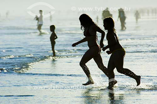  Pessoas na praia - Itanhaem - SP - Brasil  - Itanhaém - São Paulo - Brasil