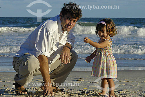  Pai com filha na praia 