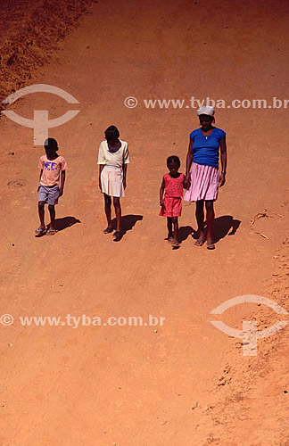 Assunto: Família na seca no Vale do Jequitinhonha / Local: Minas Gerais (MG) - Brasil / Data: 2001 