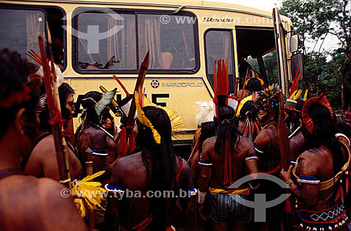  Índios subindo em ônibus - Encontro de Altamira - PA - Amazônia - 1989  - Altamira - Pará - Brasil