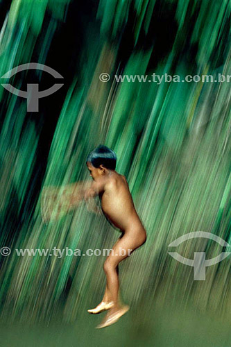  Indio Yanomami pulando no rio - Amazônia - Brasil / 1996 