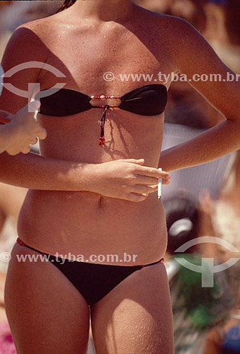  Detalhe de mulher de biquini fumando cigarro - Rio de Janeiro - RJ - Brasil  - Rio de Janeiro - Rio de Janeiro - Brasil