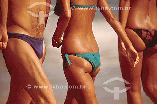  Homem e mulheres na praia, detalhe dos corpos, biquinis - Rio de Janeiro - RJ - Brasil  - Rio de Janeiro - Rio de Janeiro - Brasil
