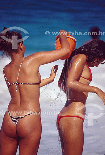  Mulheres de biquini na praia - Rio de Janeiro - RJ - Brasil  - Rio de Janeiro - Rio de Janeiro - Brasil