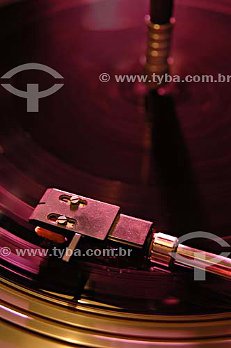  Processo de fabricação de vinil - Toca discos da sala de corte em acetato da Fábrica de Discos de vinil Poly Som - Belford Roxo - RJ - Data: 13/12/2006 