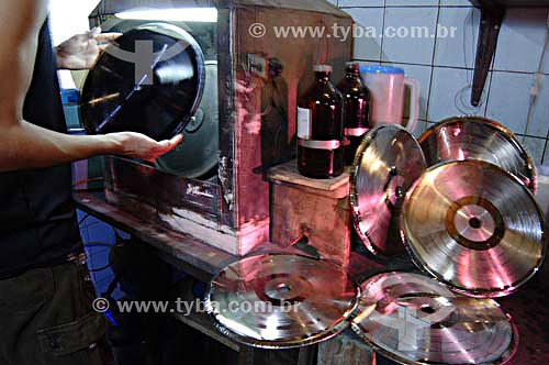  Processo de fabricação de vinil - Galvanoplastia da Fábrica de Discos de vinil Poly Som. William (Técnico de corte) - Belford Roxo - RJ - Brasil - Data: 13/12/2006. 