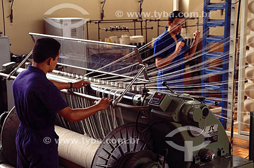 Homens trabalhando em uma indústria de tecido - RJ - Brasil  - Rio de Janeiro - Brasil