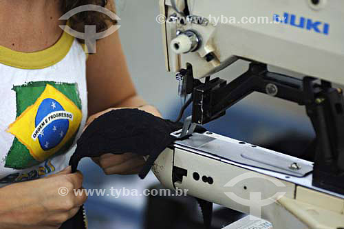  Mulher costurando sutiã - Fábrica de roupas íntimas femininas - Nova Friburgo - Rio de Janeiro - Brasil
Data: 25/11/2006. 