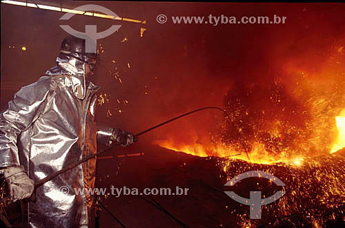  Operário trabalhando em alto forno da Companhia Siderúrgica Nacional - Volta Redonda - RJ - Brasil - Data: 2000 
