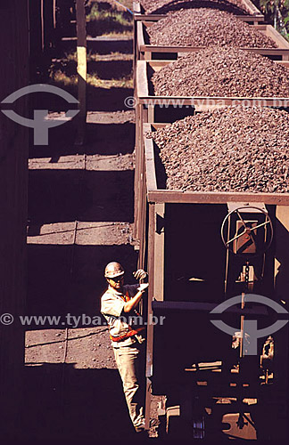  Trabalhador no trem para transporte de minério de ferro - Indústria Siderúrgica - Brasil

 