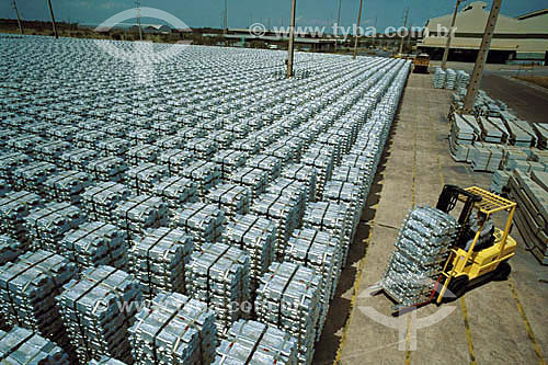  Assunto: Indústria de alumínio Albrás - Empilhadeira organizando lingotes de alumínio / Local: Barcarena - PA - Brasil / Data: 1999 