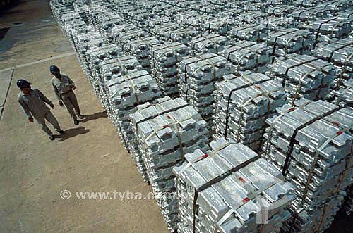 Assunto: Trabalhadores em pátio de armazenamento de lingotes de alumínio - Indústria de alumínio Albrás / Local: Barcarena - PA - Brasil / Data: 1999 