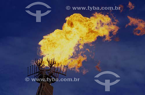  Chama, fogo, em torre de plataforma de produção de petróleo - Brasil 
