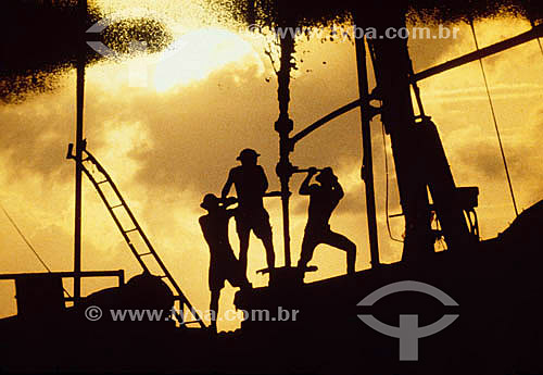  Silhueta de trabalhadores em plataforma de produção de petróleo - Brasil 
