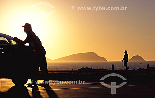  Posto de gasolina - Silhueta de homem abastecendo carro ao nascer do sol - RJ - Brasil  - Rio de Janeiro - Brasil