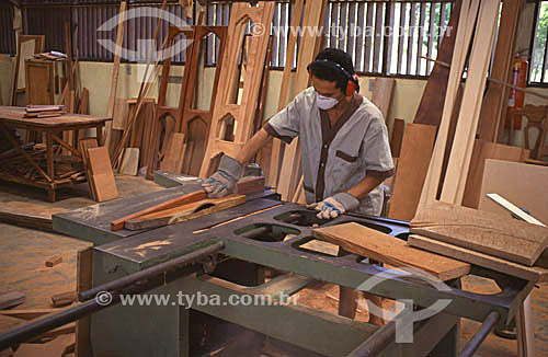  Movelaria na Amazônia. Fabricação de móveis com madeiras certificadas provenientes de manejo florestal - Carpinteiro - Brazil / Data: Fevereiro de 2008
 