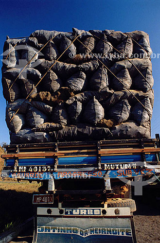  Caminhão transportando carvão - AM - Brasil  - Amazonas - Brasil