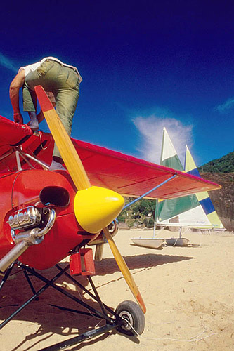  Homem em avião à hélice e barco à vela - Manguaratiba - RJ - Brasil  - Rio de Janeiro - Brasil