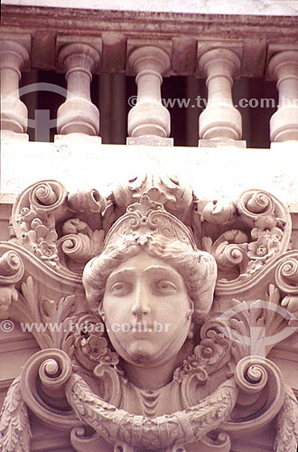  Detalhe da fachada doTeatro Municipal (ou Theatro Municipal)  - Centro da cidade do Rio de Janeiro - RJ - Brasil

  Inspirado na Ópera de Paris o teatro foi inaugurado em 1909. é Patrimônio Histórico Nacional desde 21-05-1952.  - Rio de Janeiro - Rio de Janeiro - Brasil