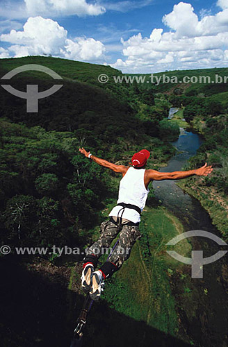  Esporte radical - lazer - aventura - Homem saltando de Bungee Jump da Ponte São Domingos - Sergipe - Brasil  - São Domingos - Sergipe - Brasil