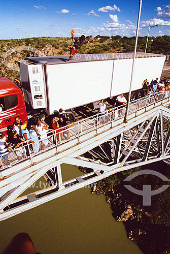  Assunto: Homem saltando de paraquedas na Ponte Dom Pedro II sobre o Rio São Francisco / Local: Paulo Afonso - Bahia (BA) - Brasil / Data: 02/2008 