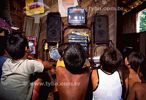  Meninos assistindo TV  - Vila de Nazare - Rio Trombetas - PA - Brasil  - Oriximiná - Pará - Brasil