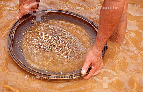  Garimpo ou Mineração de ouro com batéia - Vale do Jequitinhonha - Minas Gerais - Brazil - 2003  - Minas Gerais - Brasil