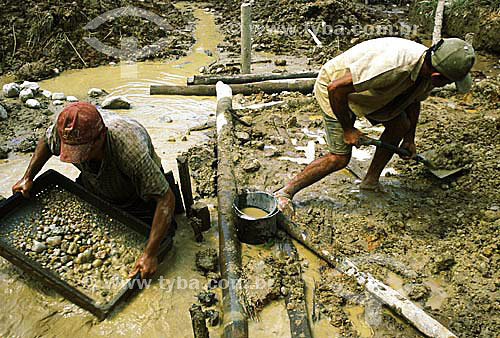  Garimpo em água marinha na região de Ponto do Marambaia - Vale do Jequitinhonha - MG - Brasil - Julho/2004 obs.: foto digital  - Minas Gerais - Brasil