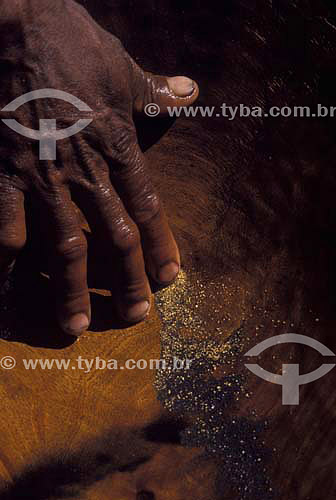  Garimpo de ouro usando bateia de madeira, Rio Jequitinhonha - Minas Gerais - Brasil - 2002  - Minas Gerais - Brasil