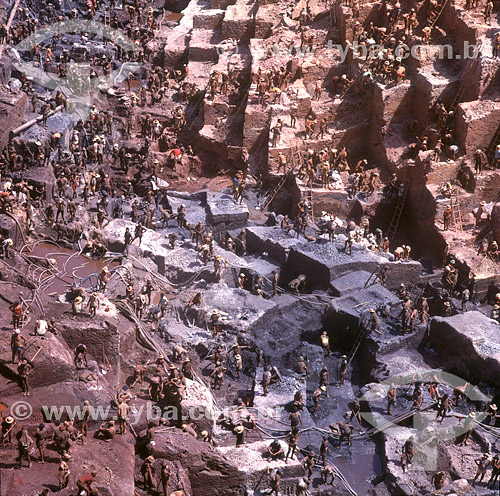  Mineração - Garimpeiros procurando por ouro no garimpo  de Serra Pelada - Pará - Brasil / Data: 1991 